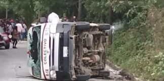 Volcadura de unidad de transporte público en Xiutetelco