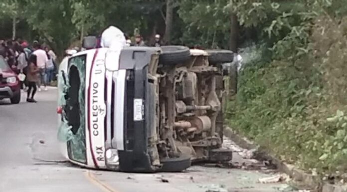 Volcadura de unidad de transporte público en Xiutetelco