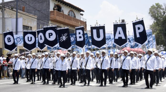 BUAP participa en desfile por 164 aniversario de la Batalla de Puebla