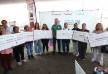 Pepe Chedraui entrega cheques a beneficiarios de “Tu Crédito Imparable”