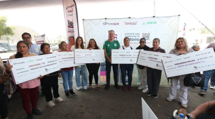 Pepe Chedraui entrega cheques a beneficiarios de “Tu Crédito Imparable”