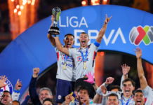 Ángel de la Independencia abarrotado por título de Cruz Azul