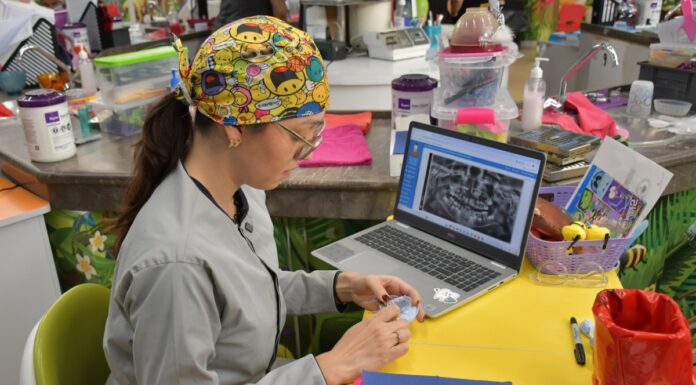 Estudiante BUAP analiza uso de láser para reducir caries en niños
