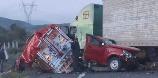 Tráiler destroza camioneta en la México–Puebla
