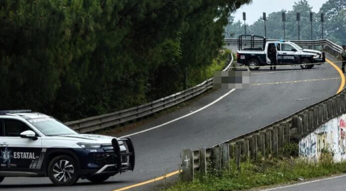 Abandonan cuerpo envuelto a pie de carretera en Huauchinango