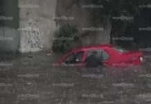 Auto queda atrapado bajo puente de la México-Puebla tras inundación