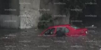 Auto queda atrapado bajo puente de la México-Puebla tras inundación