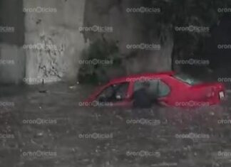 Auto queda atrapado bajo puente de la México-Puebla tras inundación