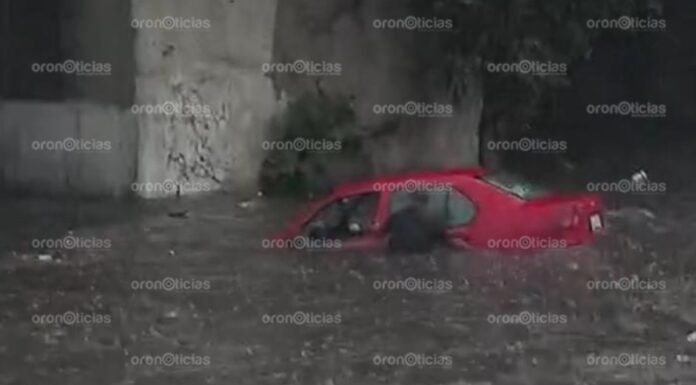 Auto queda atrapado bajo puente de la México-Puebla tras inundación