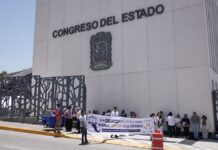 Entregan 17 mil 900 firmas para frenar reconocimiento de infancias trans