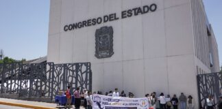 Entregan 17 mil 900 firmas para frenar reconocimiento de infancias trans