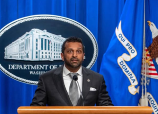 Director del FBI niega alcoholismo y demanda por difamación