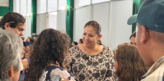 Laura Artemisa escucha inquietudes de vecinos de Loma Bella