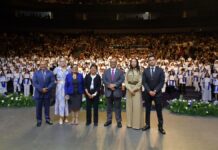 Lilia Cedillo preside graduación de licenciados en Medicina