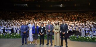 Lilia Cedillo preside graduación de licenciados en Medicina