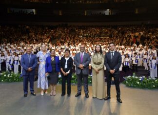 Lilia Cedillo preside graduación de licenciados en Medicina