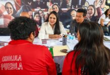 Tonantzin Fernández atiende a cholultecas en Miércoles del Pueblo