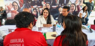 Tonantzin Fernández atiende a cholultecas en Miércoles del Pueblo