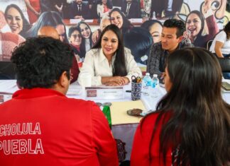 Tonantzin Fernández atiende a cholultecas en Miércoles del Pueblo