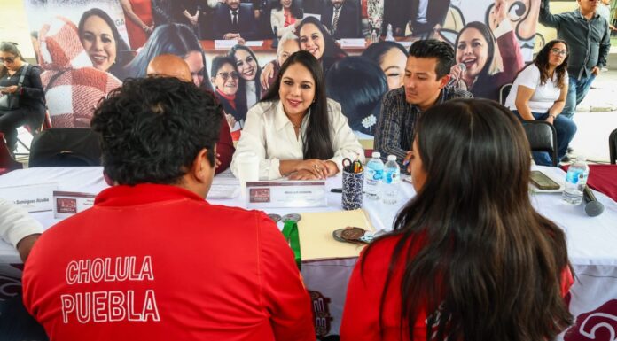 Tonantzin Fernández atiende a cholultecas en Miércoles del Pueblo