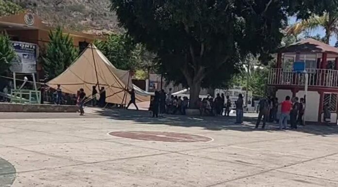 Bloquean accesos a San Esteban Necoxalco por falta de obras