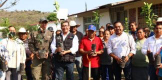 Pável Gaspar participan en jornada de reforestación en Tepeojuma