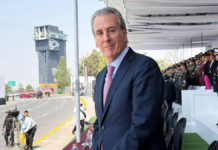 Pepe Chedraui asiste al desfile cívico-militar de la Batalla de Puebla