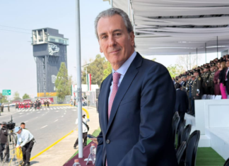 Pepe Chedraui asiste al desfile cívico-militar de la Batalla de Puebla