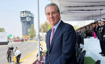 Pepe Chedraui asiste al desfile cívico-militar de la Batalla de Puebla