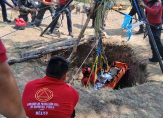 Rescatan a hombre que cayó a pozo en Santa Clara Ocoyucan