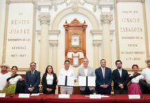 Firma Pepe Chedraui hermanamiento entre Puebla y Huatulco