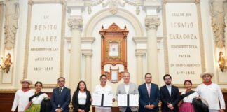 Firma Pepe Chedraui hermanamiento entre Puebla y Huatulco