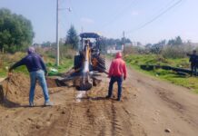 Texmelucan instala red de drenaje sanitario en acceso a Icatep