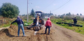 Texmelucan instala red de drenaje sanitario en acceso a Icatep