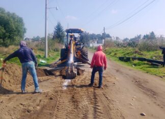 Texmelucan instala red de drenaje sanitario en acceso a Icatep