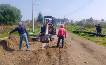 Texmelucan instala red de drenaje sanitario en acceso a Icatep