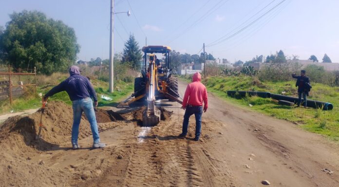 Texmelucan instala red de drenaje sanitario en acceso a Icatep
