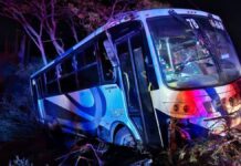 Ruta SCTA vuelca con pasajeros a bordo en curva de Axamilpa