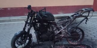 Incendian motopatrulla tras intento de linchamiento en Tochtepec