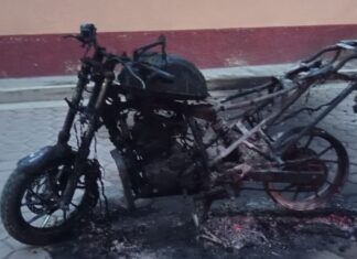 Incendian motopatrulla tras intento de linchamiento en Tochtepec