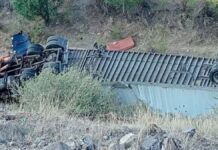 Tráiler cae a barranco en la Cuacnopalan-Oaxaca