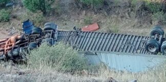 Tráiler cae a barranco en la Cuacnopalan-Oaxaca