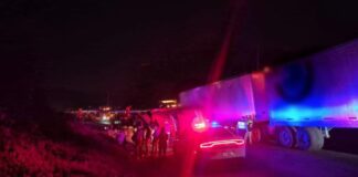 Intento de asalto termina en volcadura de tráiler en la Puebla-Orizaba