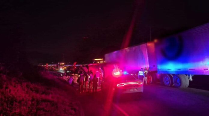 Intento de asalto termina en volcadura de tráiler en la Puebla-Orizaba