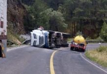 Tráiler volcado en la Libres-Teziutlán genera cierre parcial en Zautla