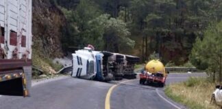 Tráiler volcado en la Libres-Teziutlán genera cierre parcial en Zautla