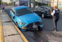 Automóvil vuelca en el bulevar 18 de Noviembre; intentó esquivar una moto