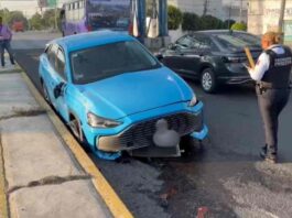 Automóvil vuelca en el bulevar 18 de Noviembre; intentó esquivar una moto