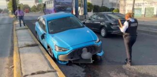 Automóvil vuelca en el bulevar 18 de Noviembre; intentó esquivar una moto