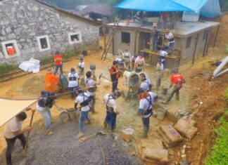 Voluntarios Anáhuac Puebla construyen nueve casas para familias en Cuetzalan